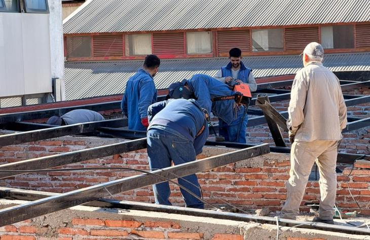 El Gobierno de Tucumán ejecuta mejoras en la Escuela Normal con refacciones en techos y pintura integral sin suspender las clases.
