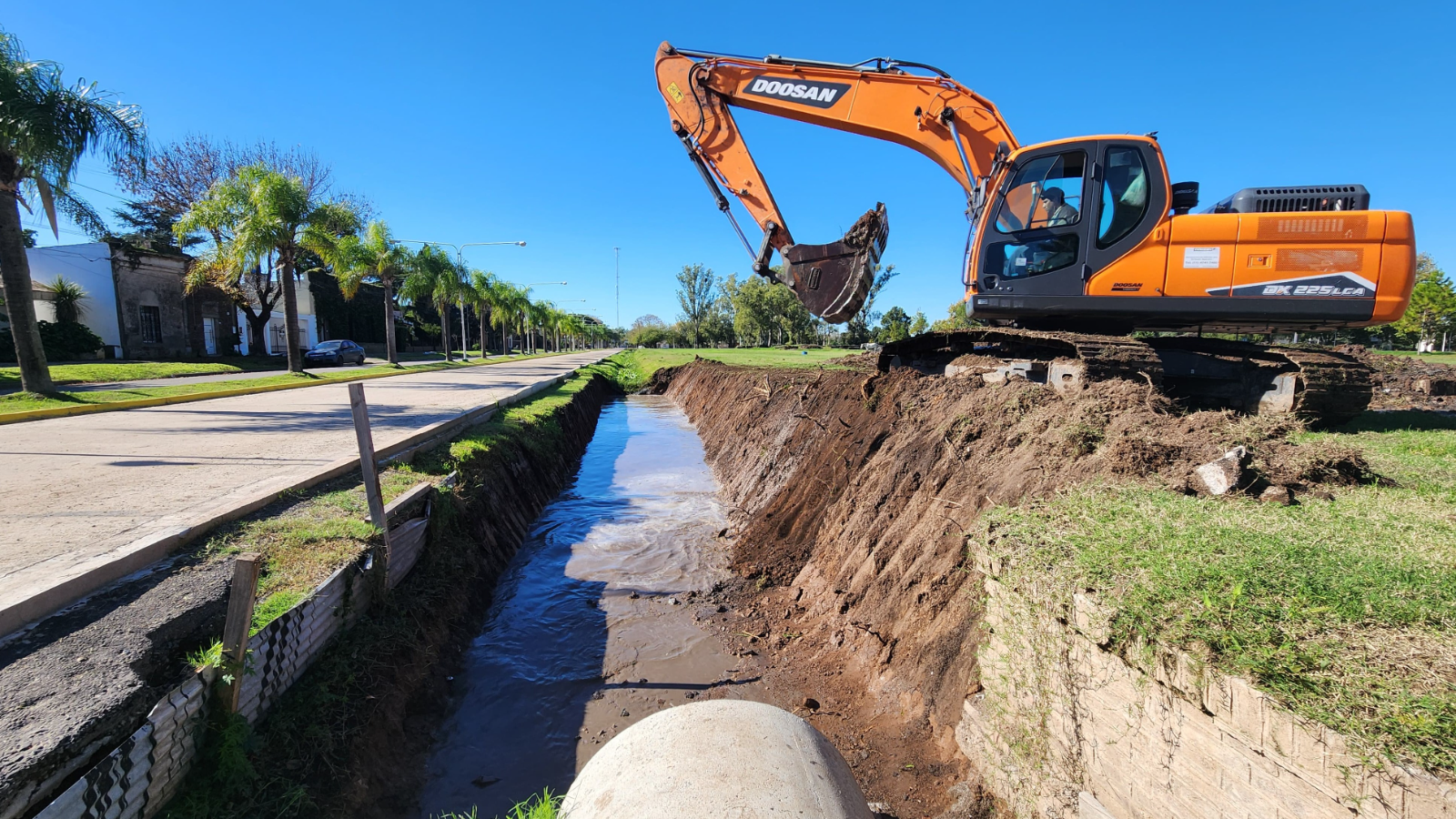 La comuna vecina a Roldán comenzó con el tercer entubamiento del plan de desarrollo de infraestructura urbana.