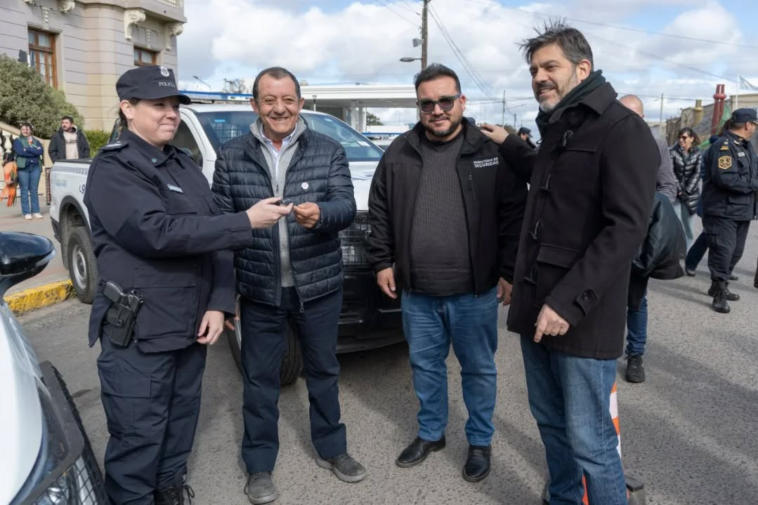 Se tarta de una camioneta, dos autos y cuatro motos patrulleros que fueron entregados por autoridades de la Provincia de Buenos Aires.