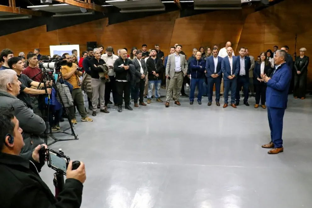 Rolando Figueroa anunció el pago del aguinaldo para junio y envió a la Legislatura proyectos vinculados al Tribunal de Cuentas y al desarrollo del gas natural licuado.
