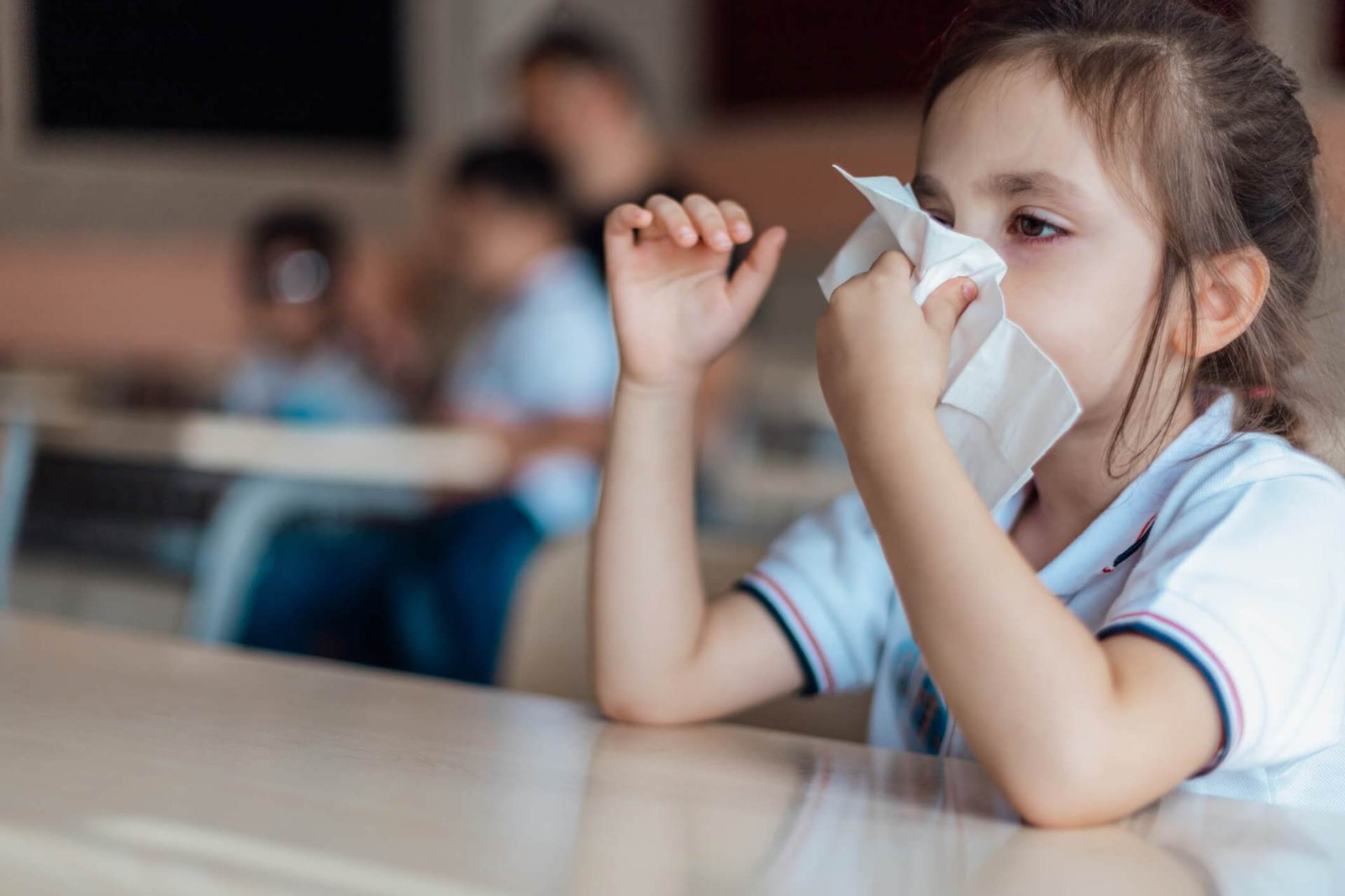 Educación difundió recomendaciones sanitarias para reducir contagios en las escuelas y promover hábitos saludables durante la temporada invernal.
