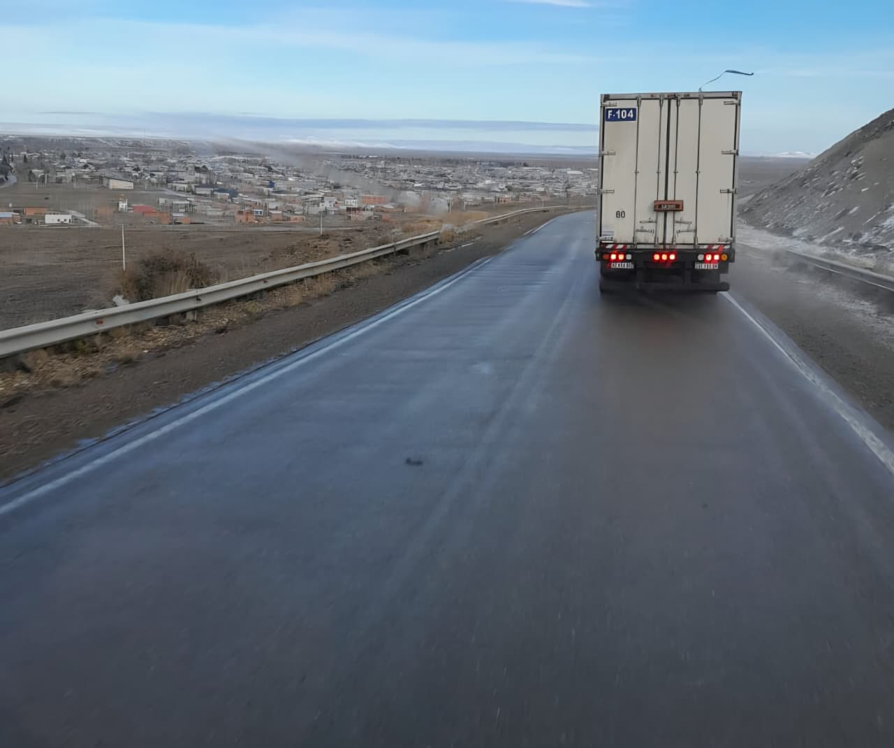 Vialidad Provincial aplicó líquido antihielo entre el Gran Bajo de San Julián y Comandante Luis Piedra Buena para mejorar la transitabilidad y prevenir accidentes.