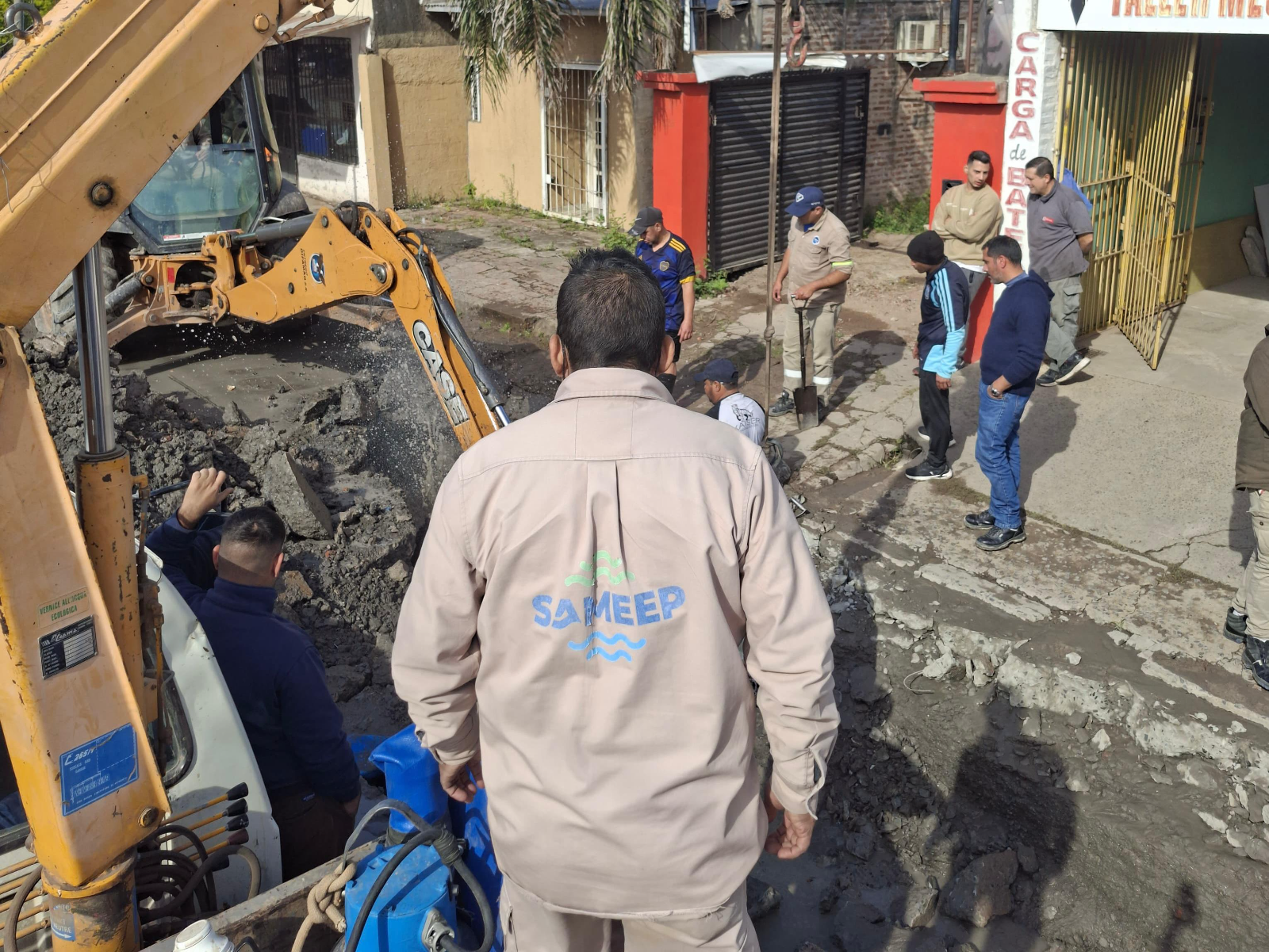 La empresa ejecutó arreglos de cañerías y amplió la red de agua potable en Resistencia para mejorar la presión del servicio y responder a los reclamos vecinales.