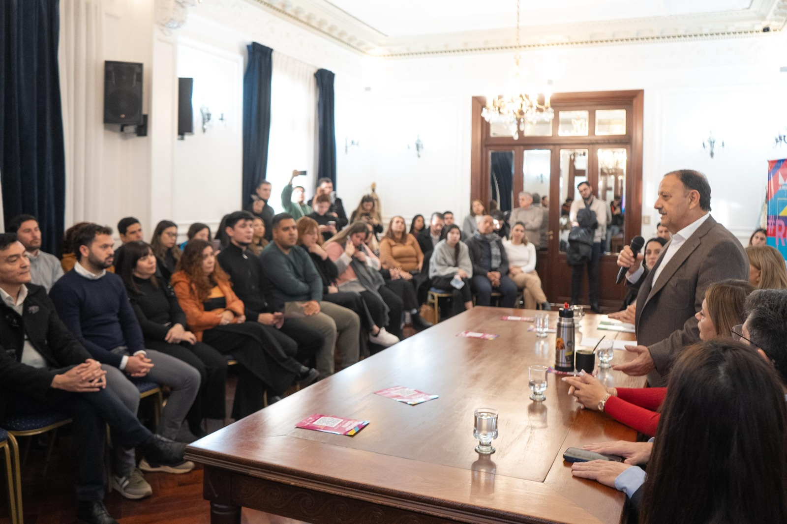 El Gobierno de La Rioja presentó la nueva edición del programa que otorga créditos, capacitación y asistencia técnica a jóvenes profesionales y trabajadores de oficios.