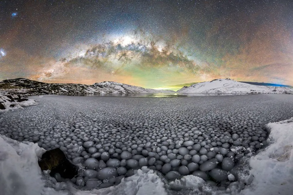 Una foto en Laguna Melliza Superior muestra hielo, volcanes y Vía Láctea en un fenómeno único del norte neuquino.