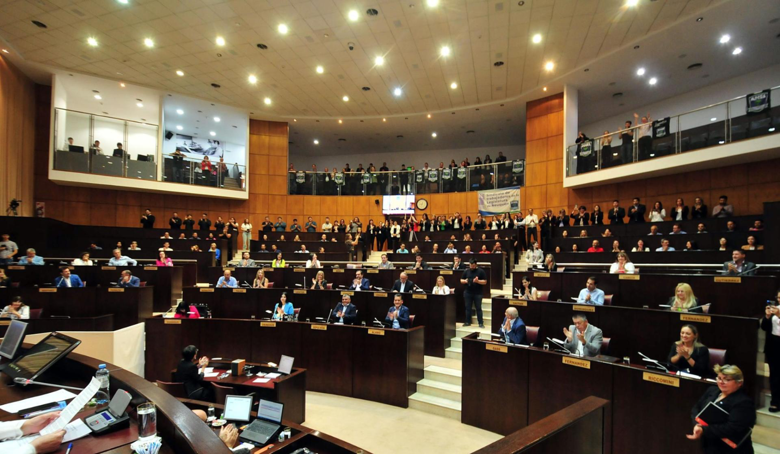 La votación terminó 27 a 8 y abrió una nueva etapa para las inversiones energéticas, la comarca petrolera y el país.