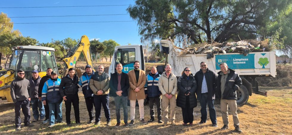 El Gobierno de Mendoza inició la recuperación de un espacio verde en el barrio La Favorita para transformarlo en un área segura y comunitaria.
