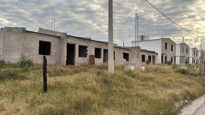 Kicillof firmó un convenio para terminar 36 viviendas en Bahía Blanca mediante el Programa Completar y reactivar obras paralizadas.