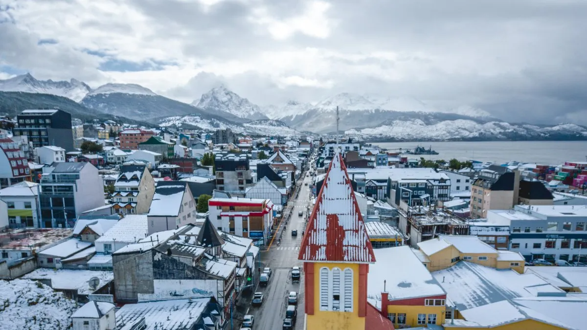 El turismo fueguino espera una temporada invernal con fuerte movimiento gracias a la conectividad aérea, aunque la escasez de nieve mantiene la preocupación.