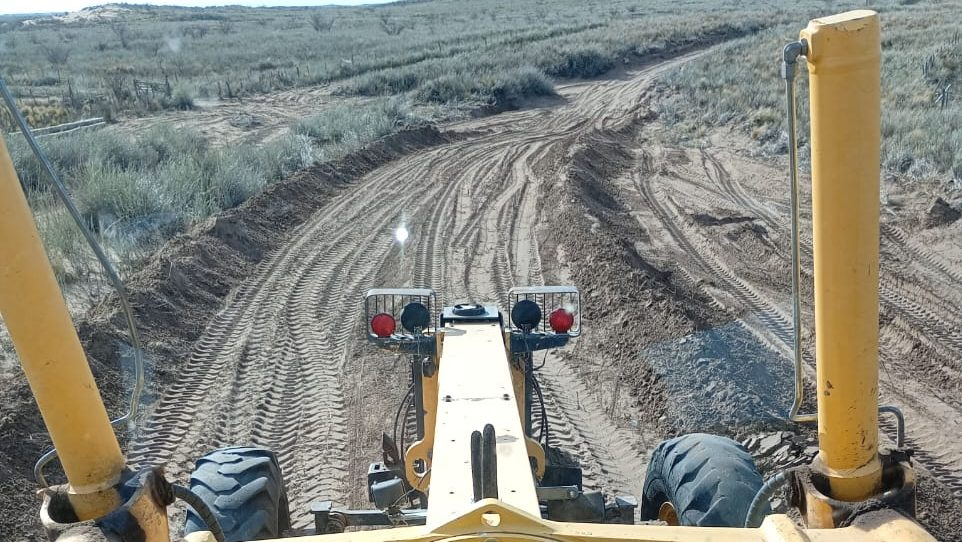 Operarios trabajan a más de 100 kilómetros dentro del desierto para recuperar caminos clave para la actividad ganadera en General Alvear.