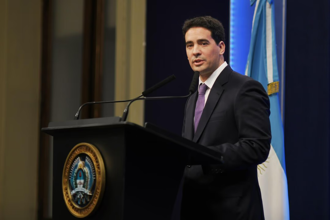 El vocero presidencial aclaró el alcance de su publicación en X y defendió la política oficial sobre el reclamo de soberanía.