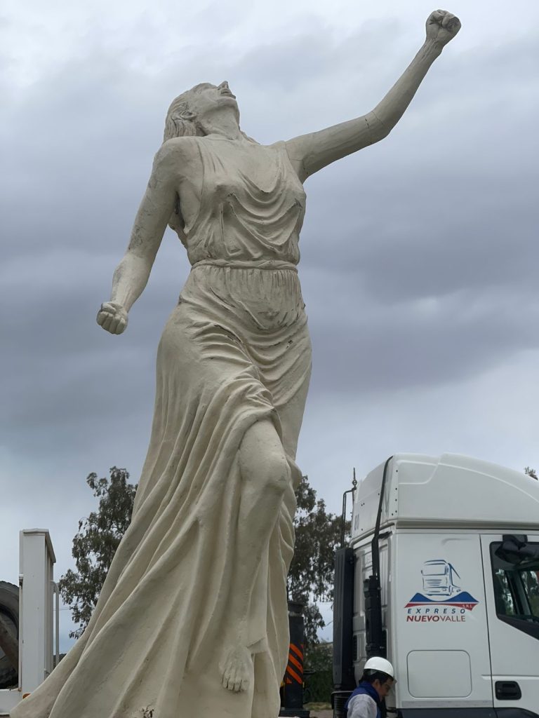 estatua que homenajea a la Mujer y la Lucha por sus Derechos